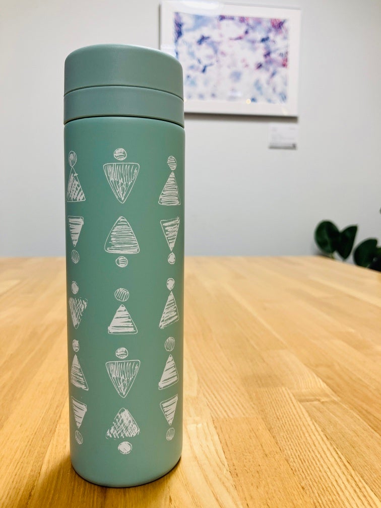 副賞として贈られたステンレスボトル　シブヤフォントのデザインを採用