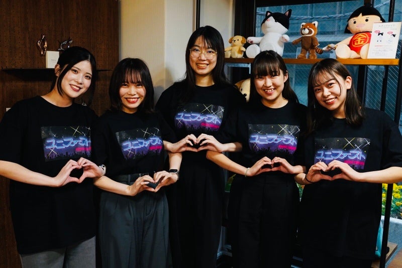 2024年4月に入社した社員5名が、オリジナルデザインのTシャツを着用し、エントリー写真の撮影に参加