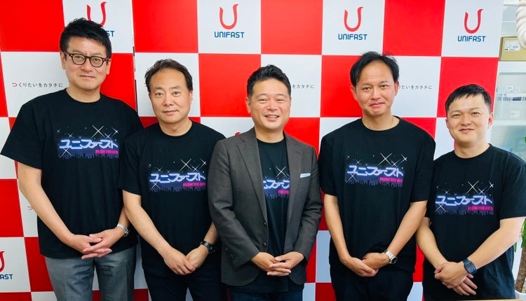 会社を率いる役員5名、左から3番目が代表取締役社長の橋本敦