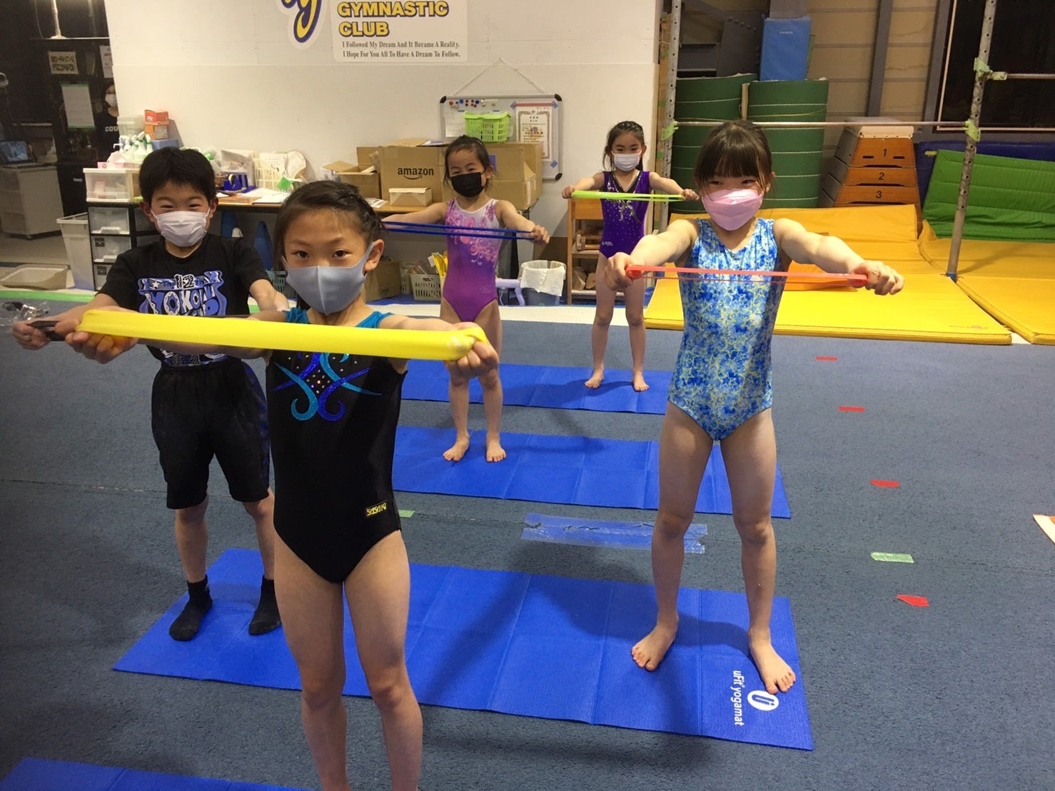 「uFit yogamat」はコンパクトでありながら、厚さ4mmで安全性の高いグリップ力のあるヨガマットです。「uFit Rubber Tube」はご自宅でも運動ができるように開発した商品で、5段階の強度を用意しております。