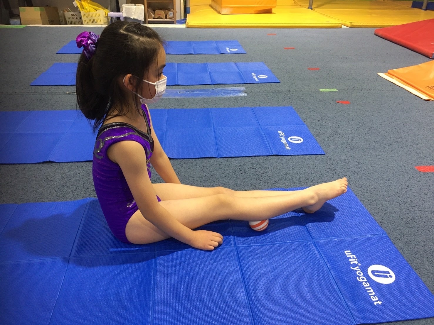 「uFit MASSAGE BALL」は19gで持ち運びがしやすく、指圧のようなピンポイントケアができるマッサージボールです。