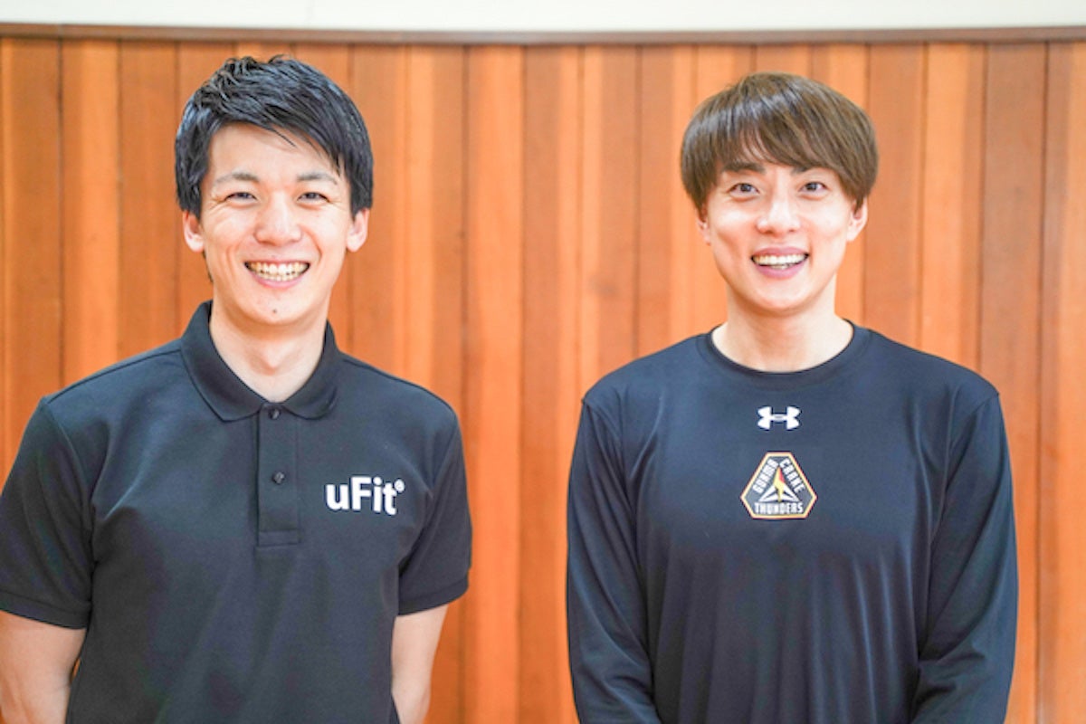 ©GUNMA CRANE THUNDERS　向かって右：群馬クレインサンダーズの五十嵐圭選手 向かって左：uFit 代表の林慧亮