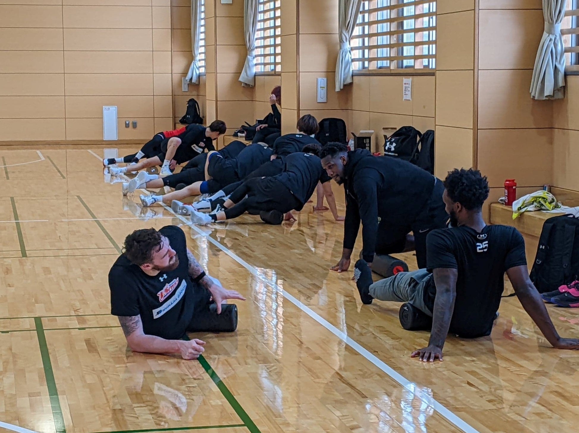 選手の皆さまが使用している「uFit Vibrating Roller」は、身体の広範囲に刺激を入れたり、全身をほぐしたりと、トレーニングの前後にオススメのアイテムです。©️kumamoto-volters（2021-2022シーズンより）