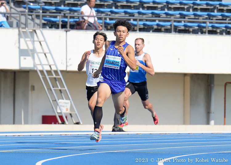 山本：写真中央