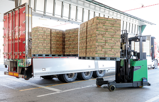 国内初の4本フォークタイプのトラック荷役対応自動運転フォークリフト