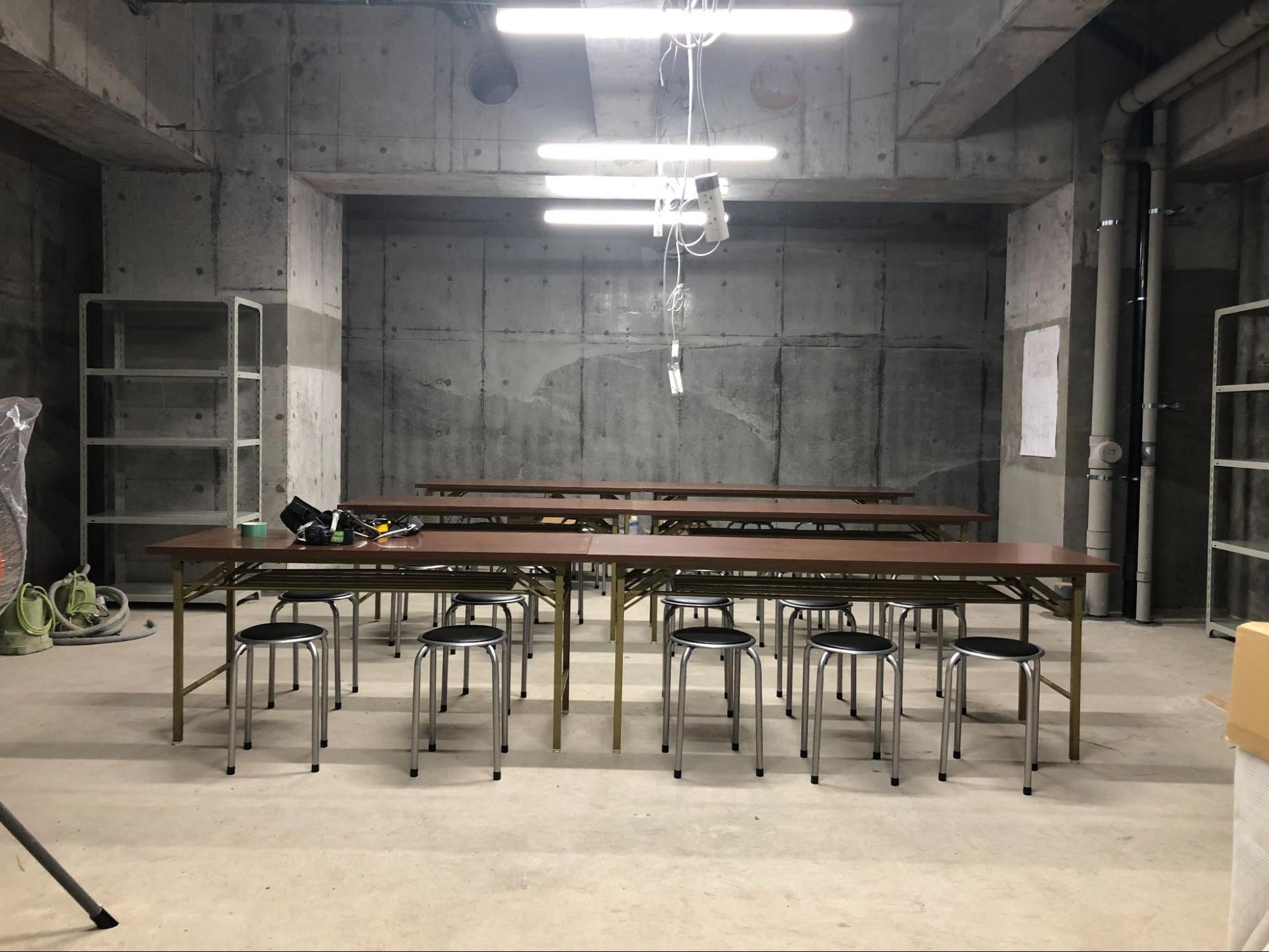 地下1階はスケルトン、天井が高く開放感のある空間です（22年9月撮影）