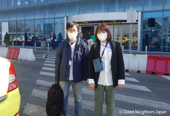 3月24日　ブカレストの空港に到着したスタッフの河合と太田