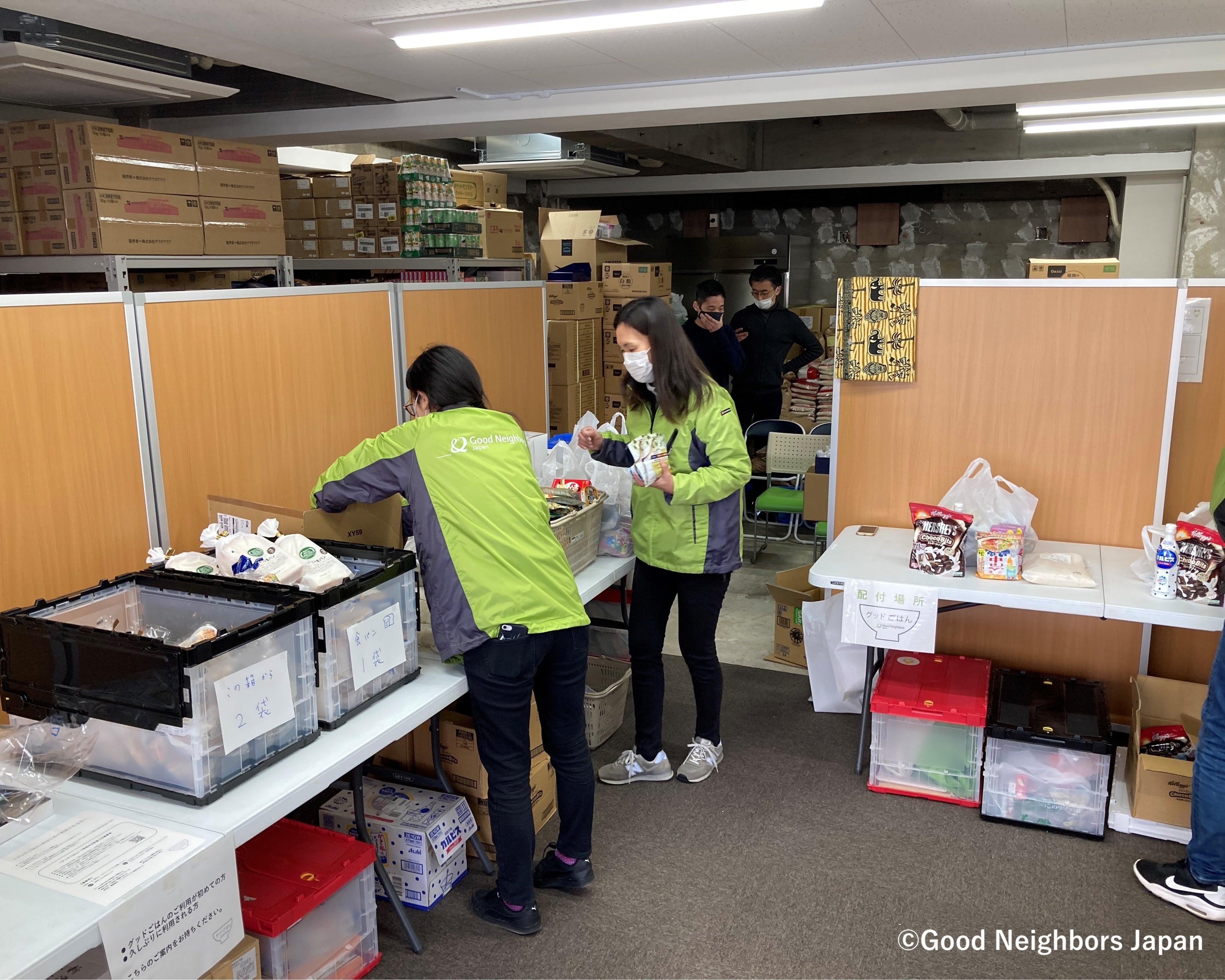 食品配付の準備をするスタッフ