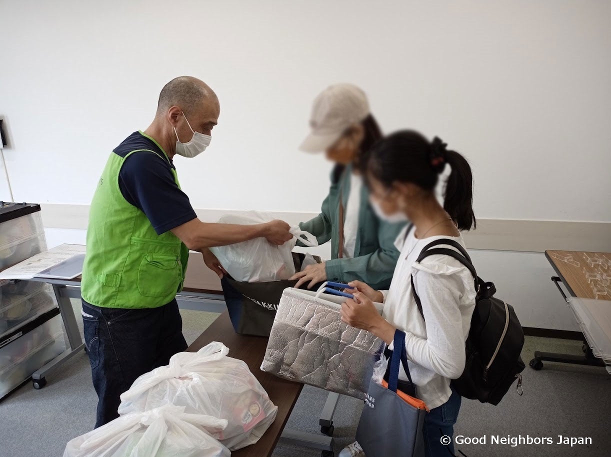 食品配付の様子（5月、大阪）