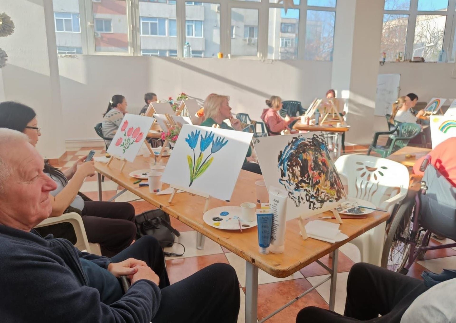 シェルターで行われたペイントワークショップの様子