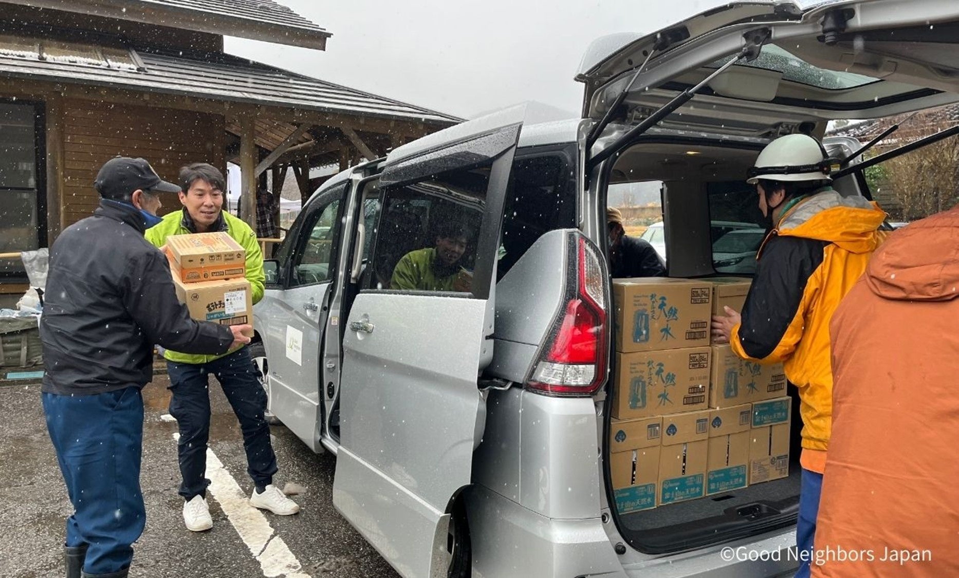 輪島市の公民館にて配布準備をする様子（2024年1月7日、石川県輪島市）