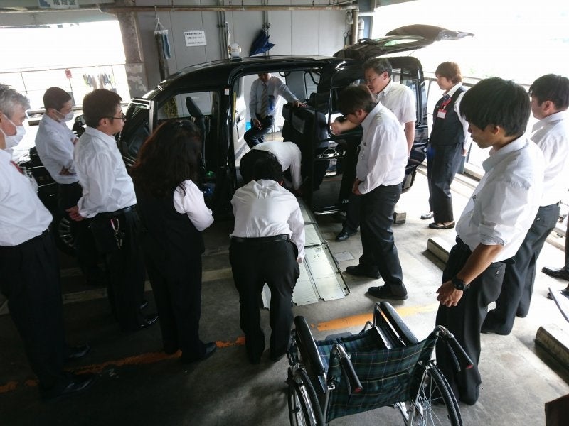 JPN TAXIを用いた車椅子乗降研修
