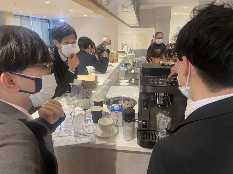 調理についてレクチャーを受けるスタッフ