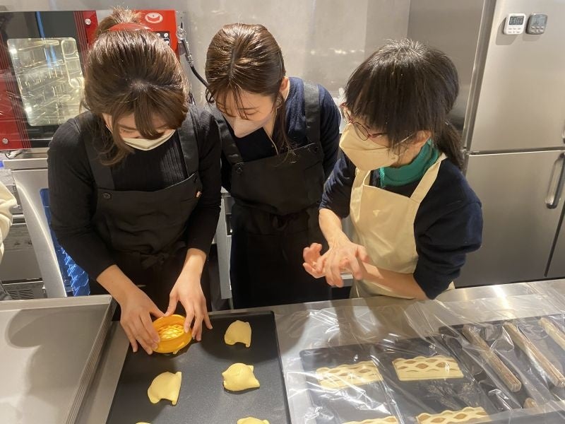 調理についてレクチャーを受けるスタッフ