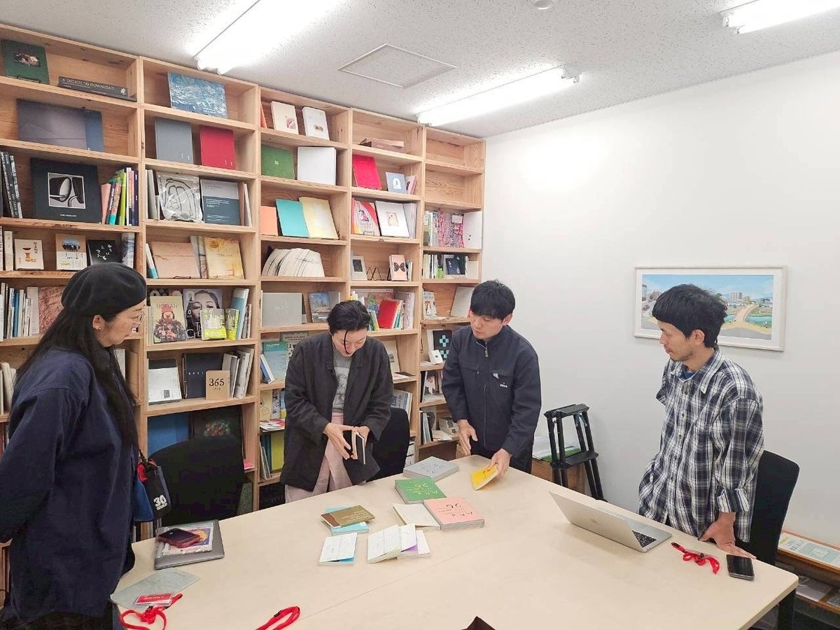藤原印刷株式会社での初回打ち合わせ。鈴木杏さん自ら印刷所に足を運び、本づくりがスタート