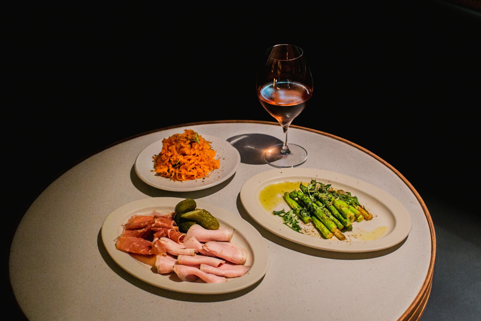 カクテルやワインと共に楽しんでいただける小皿料理は600円から