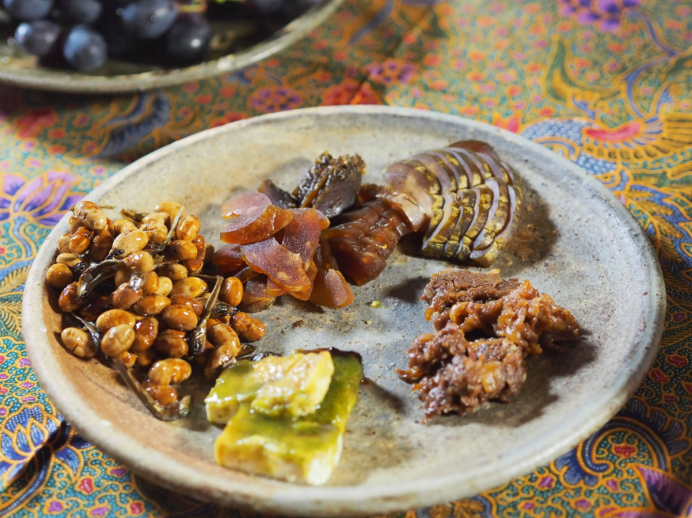 地元冨田酒造の酒粕と山路酒造のみりん粕を使って2年間漬け込んだ飴色になった本格的な奈良漬け