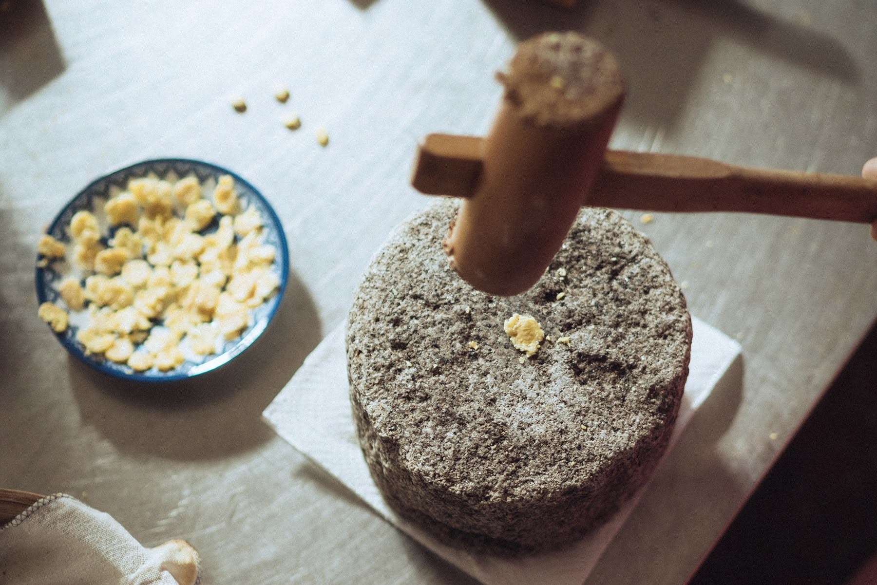 「打ち豆」大豆を蒸して一つづつ潰していきます。 