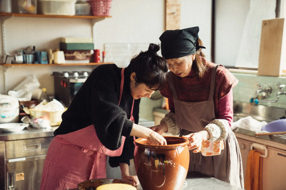オカンに教わった味噌づくり。10ケ月経過後、味噌ツボをオープン。