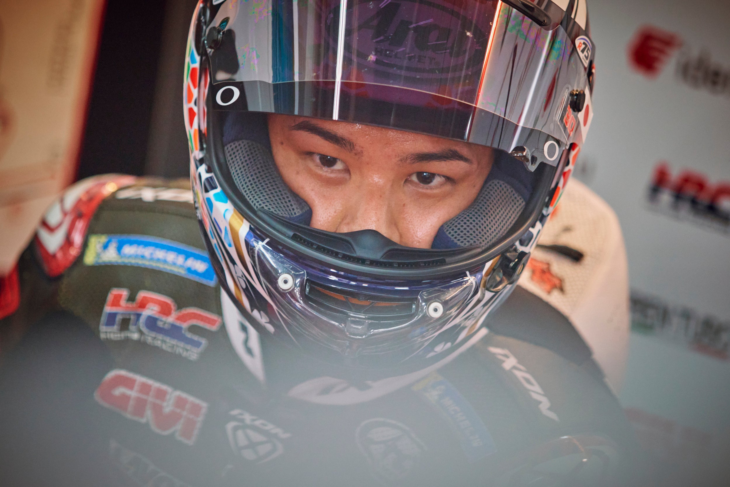 オークリーのライフスタイルアンバサダー山﨑賢人氏がMotoGPライダーの