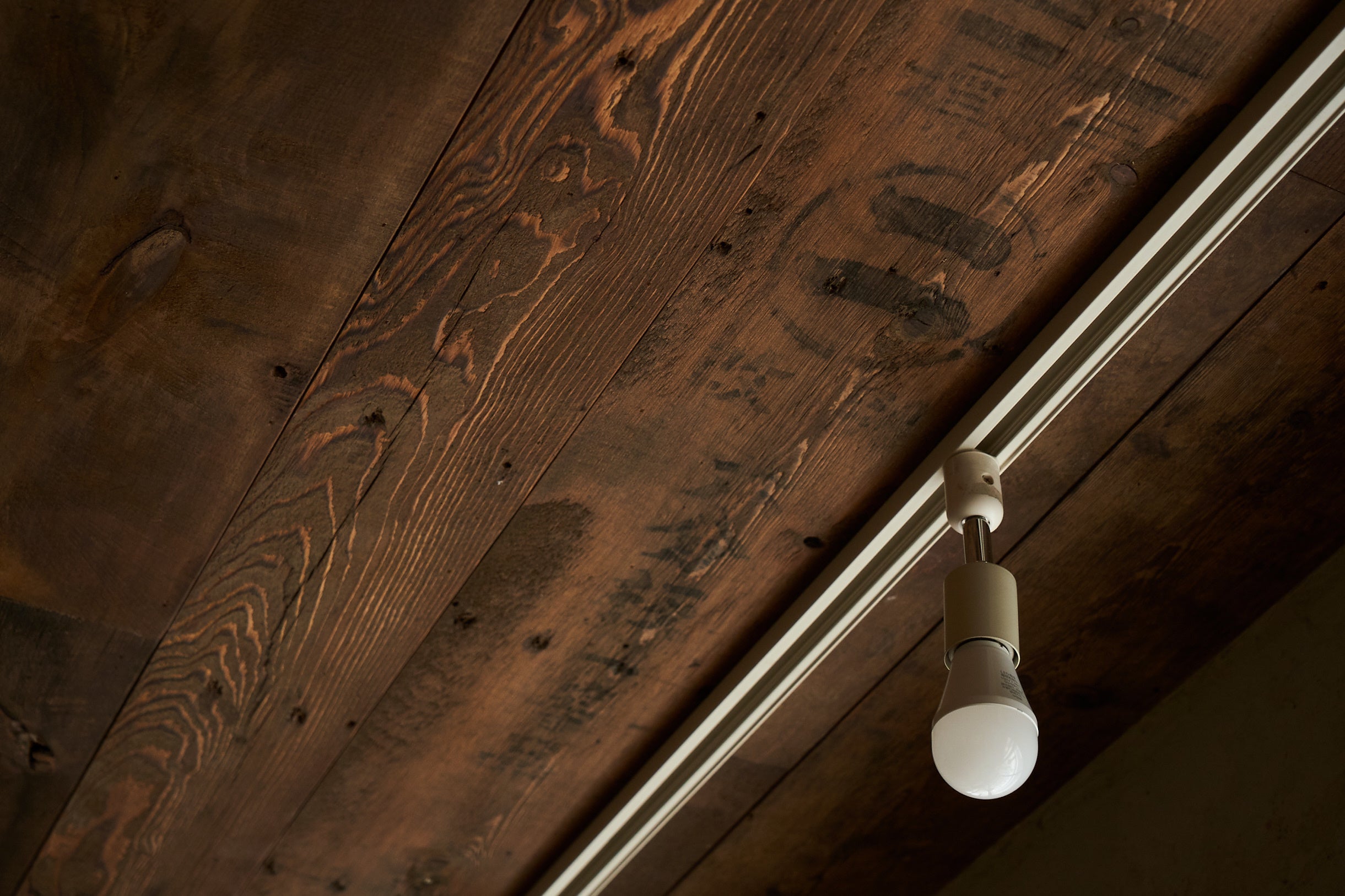 古材を使用した天井