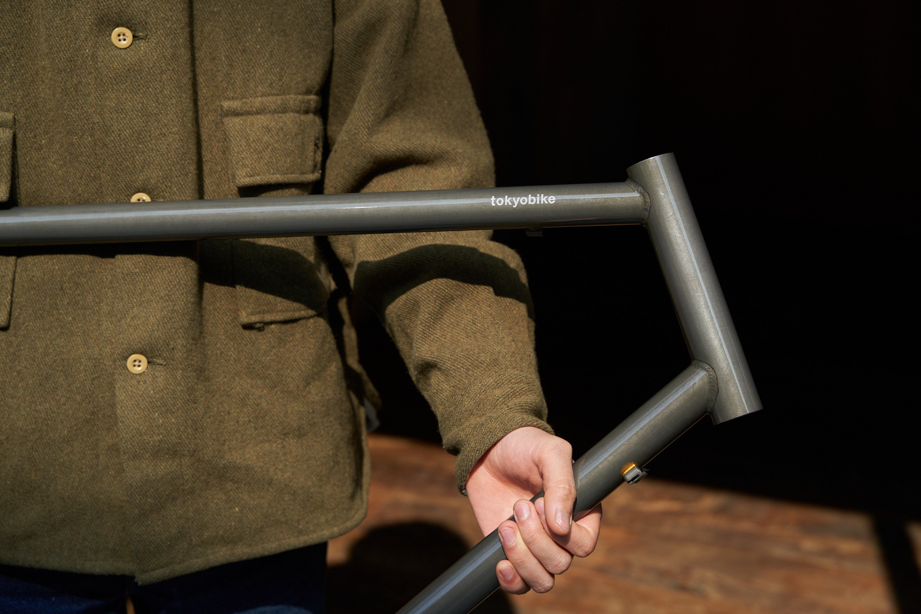 RAWカラーの自転車フレーム