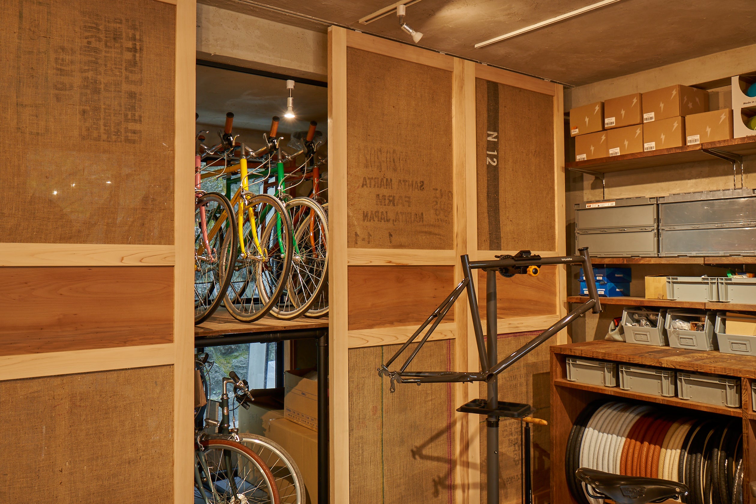 コーヒーの麻袋を使用した建具