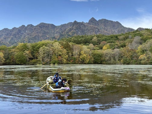 通常はボート乗り入れ禁止の「戸隠・鏡池」へ漕ぎ出すレア体験!ながの『四季の彩り』キャンペーン実行委員会×ベルトラ、新緑の絶景を満喫しながら自然保全に貢献する特別ツアーを実施 通常はボート乗り入れ禁止の「戸隠・鏡池」へ漕ぎ出すレア体験!ながの『四季の彩り』キャンペーン実行委員会×ベルトラ、新緑の絶景を満喫しながら自然保全に貢献する特別ツアーを実施