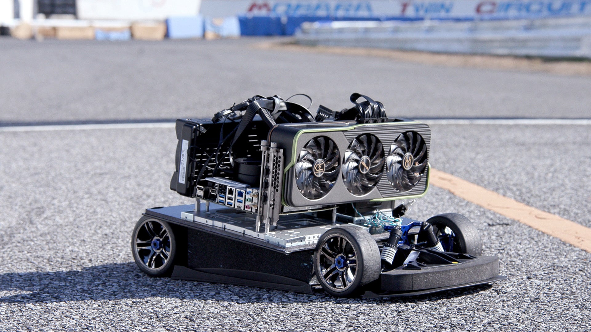 超高性能パソコンが超高速で走行！「セガ世界最速！？パソコン