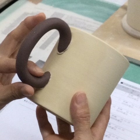 色生地の持ち手と胴体を付ける作業