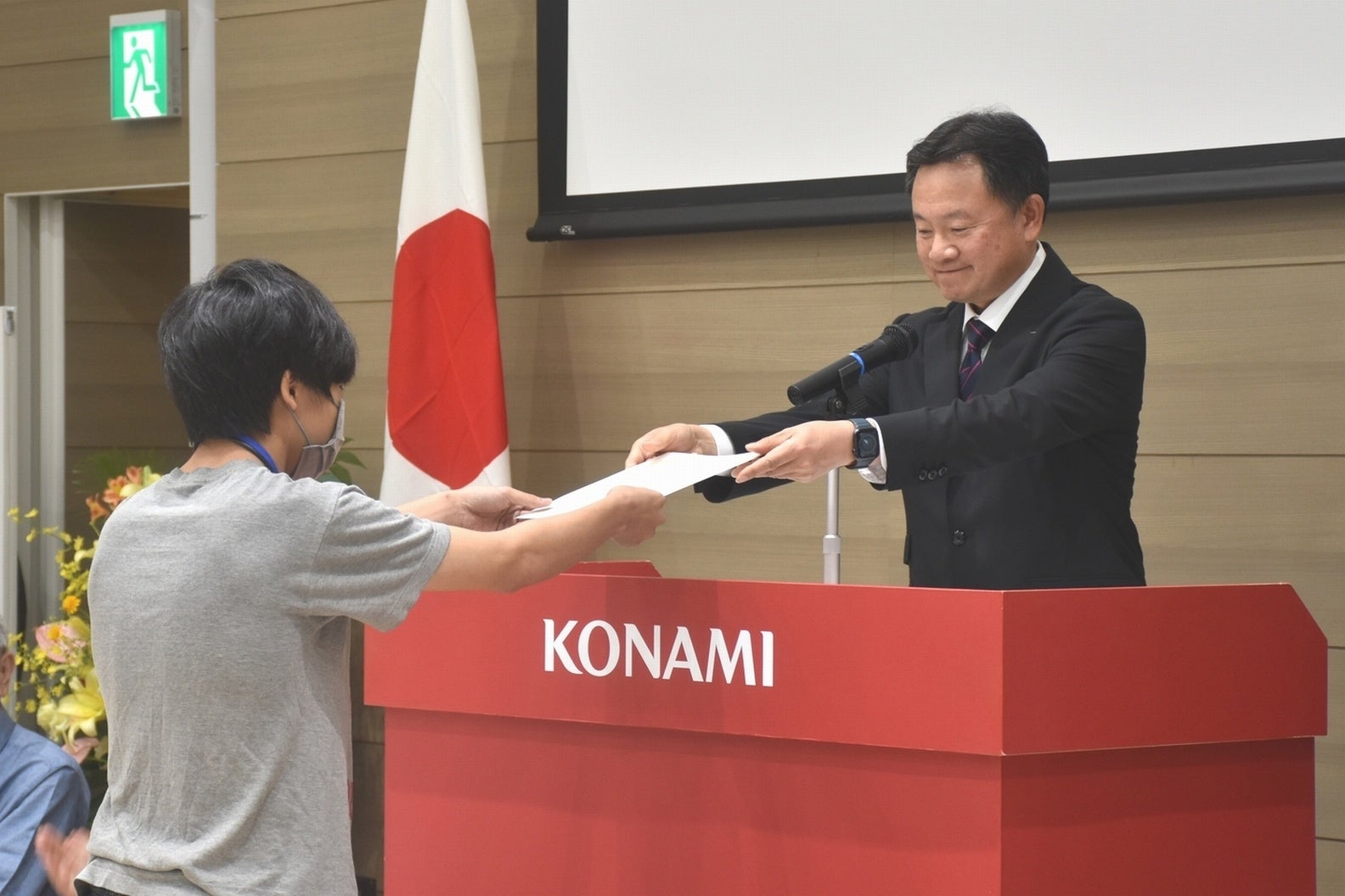 東尾選考委員長から認定書授与