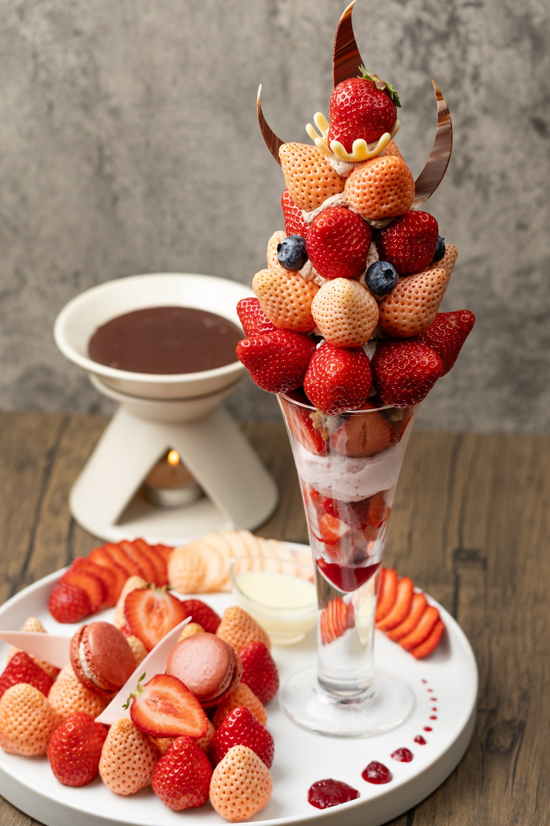 No.2　いちごパフェ☆ フルーツピークス横浜ポルタ店2周年記念 超豪華9,350円！いちご