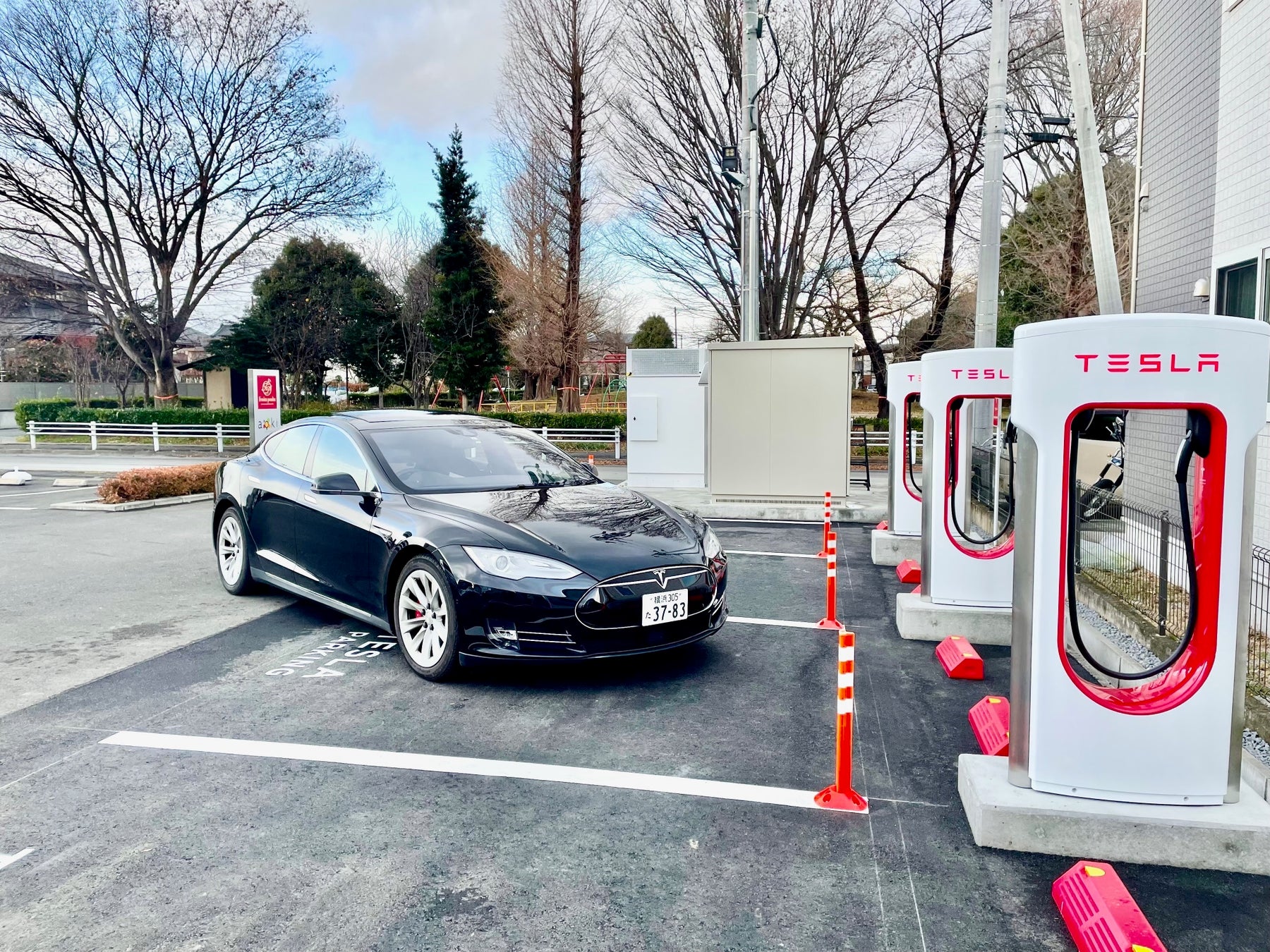 フルーツピークス 郡山コスモス通り店お客様駐車場内に設置された『スーパーチャージャー』