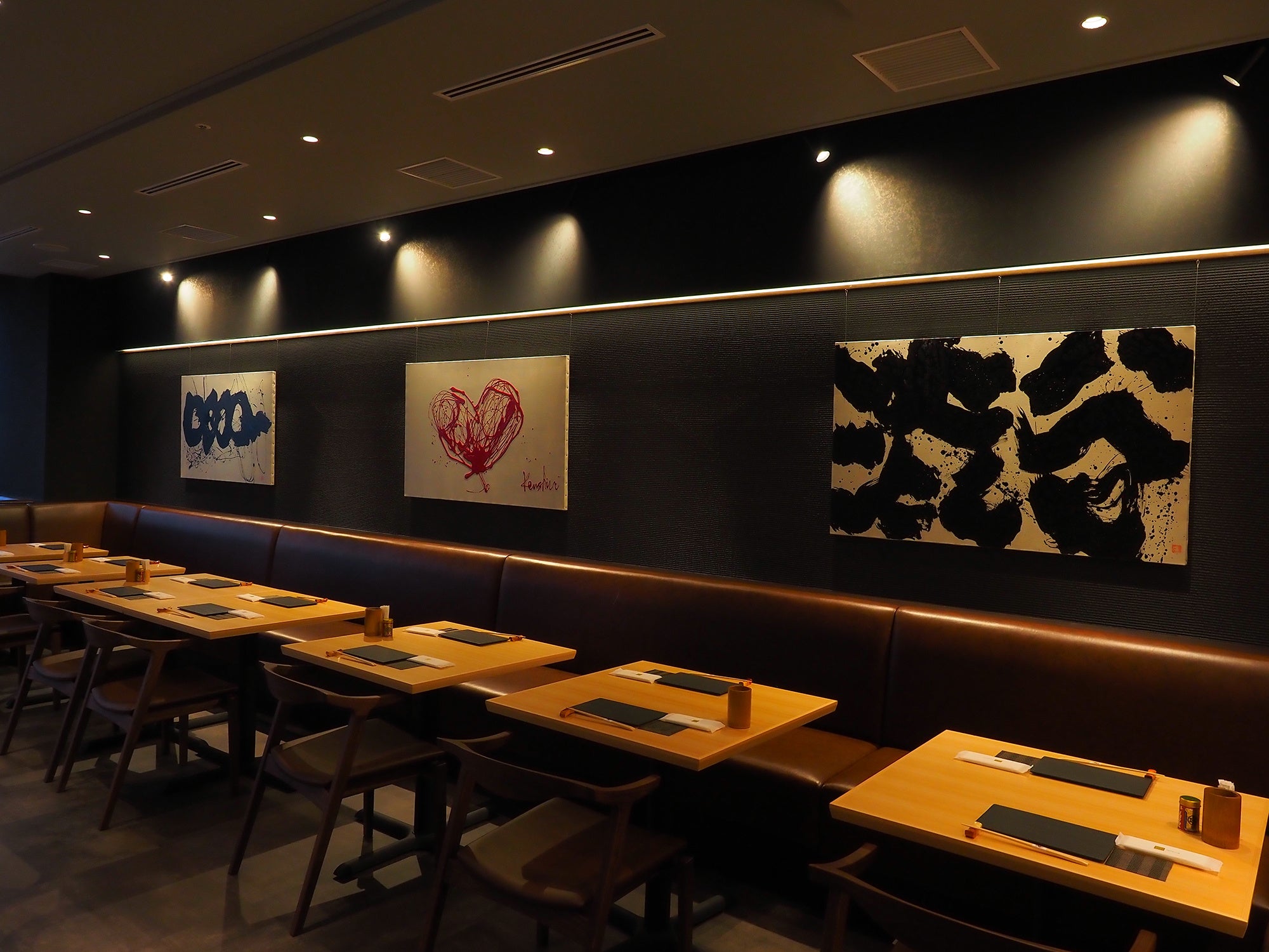 焼鳥とインフィニティ、 LOVE 、 渋谷を イメージした憲真氏の作品を展示