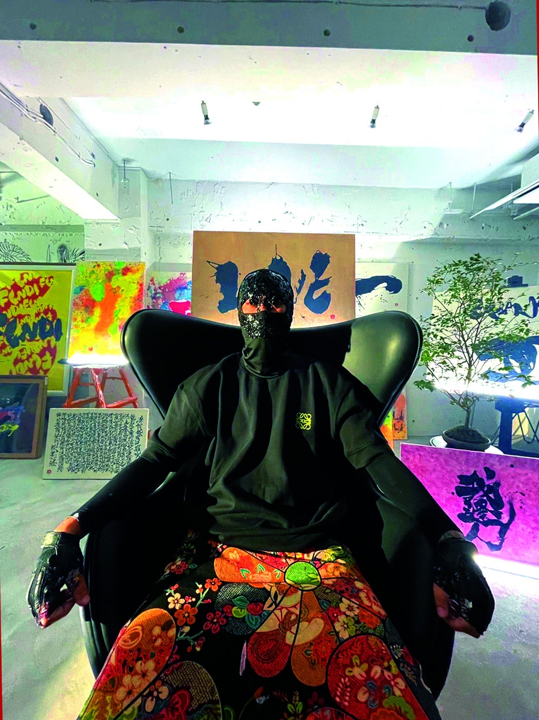 覆面書家としてもしられる書家 憲真 氏