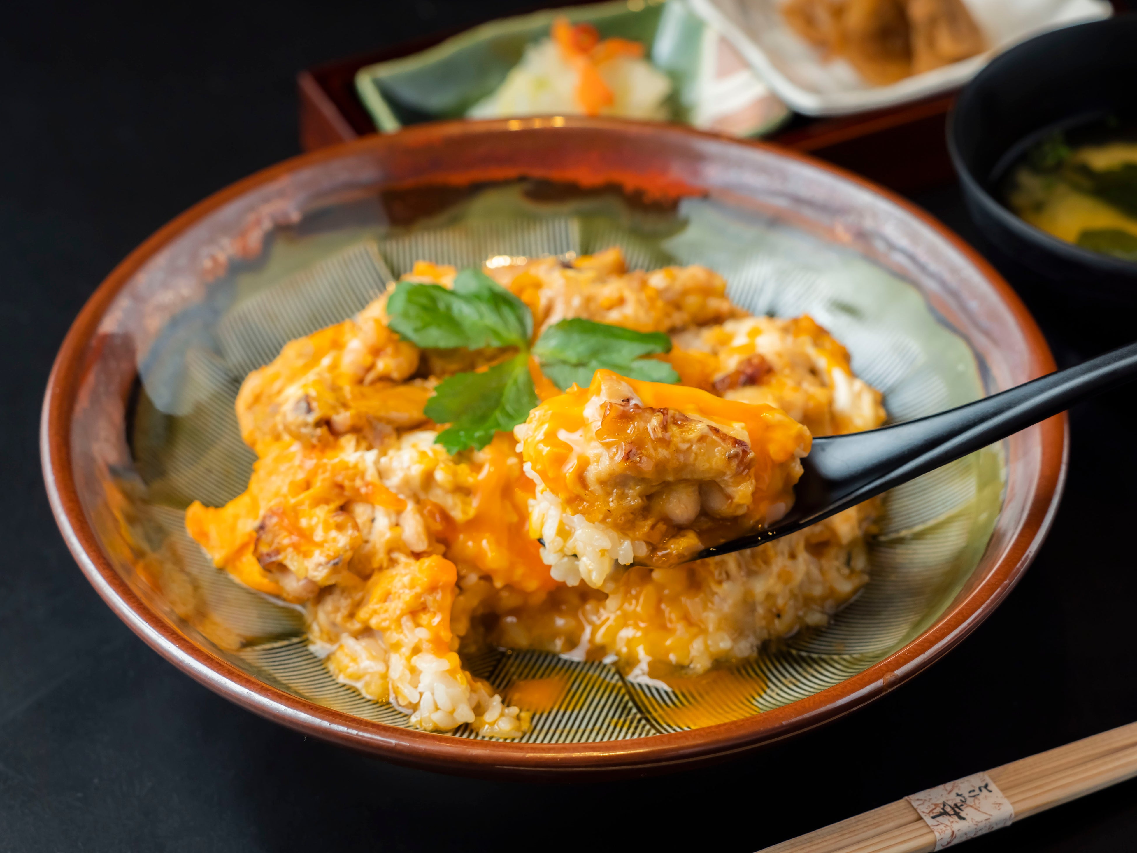 茜色玉子と匠の大山鶏 親子丼　