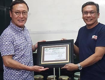 現地財団より表彰を受ける当社代表(写真左)