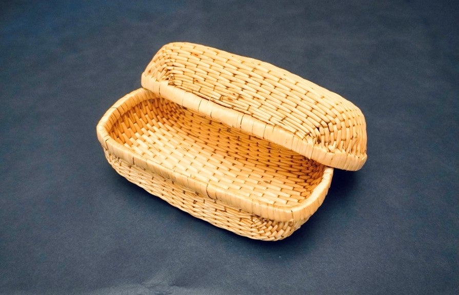 柳で丁寧に編み込んだ「柳行李」