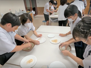 9月22日　野球ボールを使用して、籾摺り