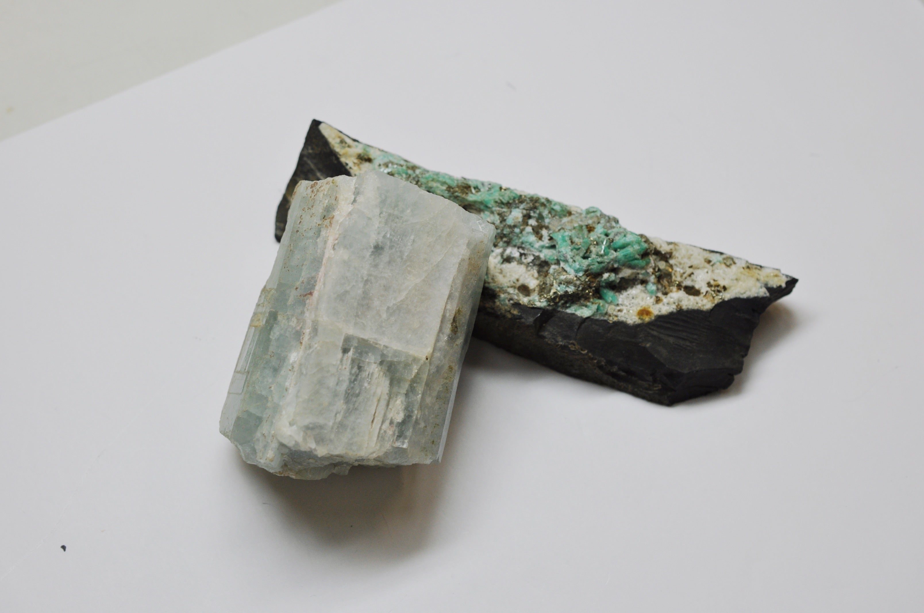 エメラルドの原鉱石（京セラ提供）