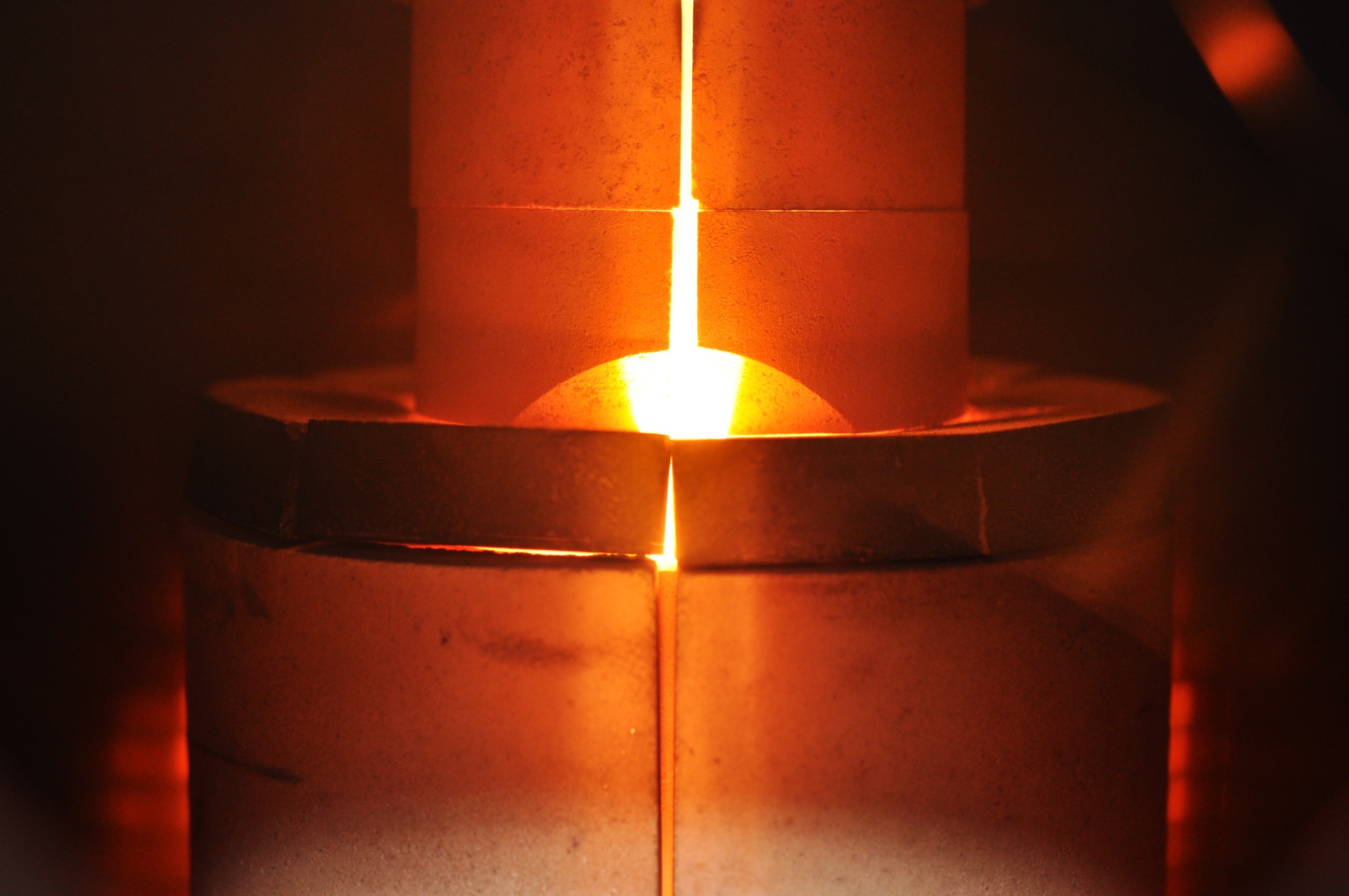 炉での製造過程（京セラ提供）