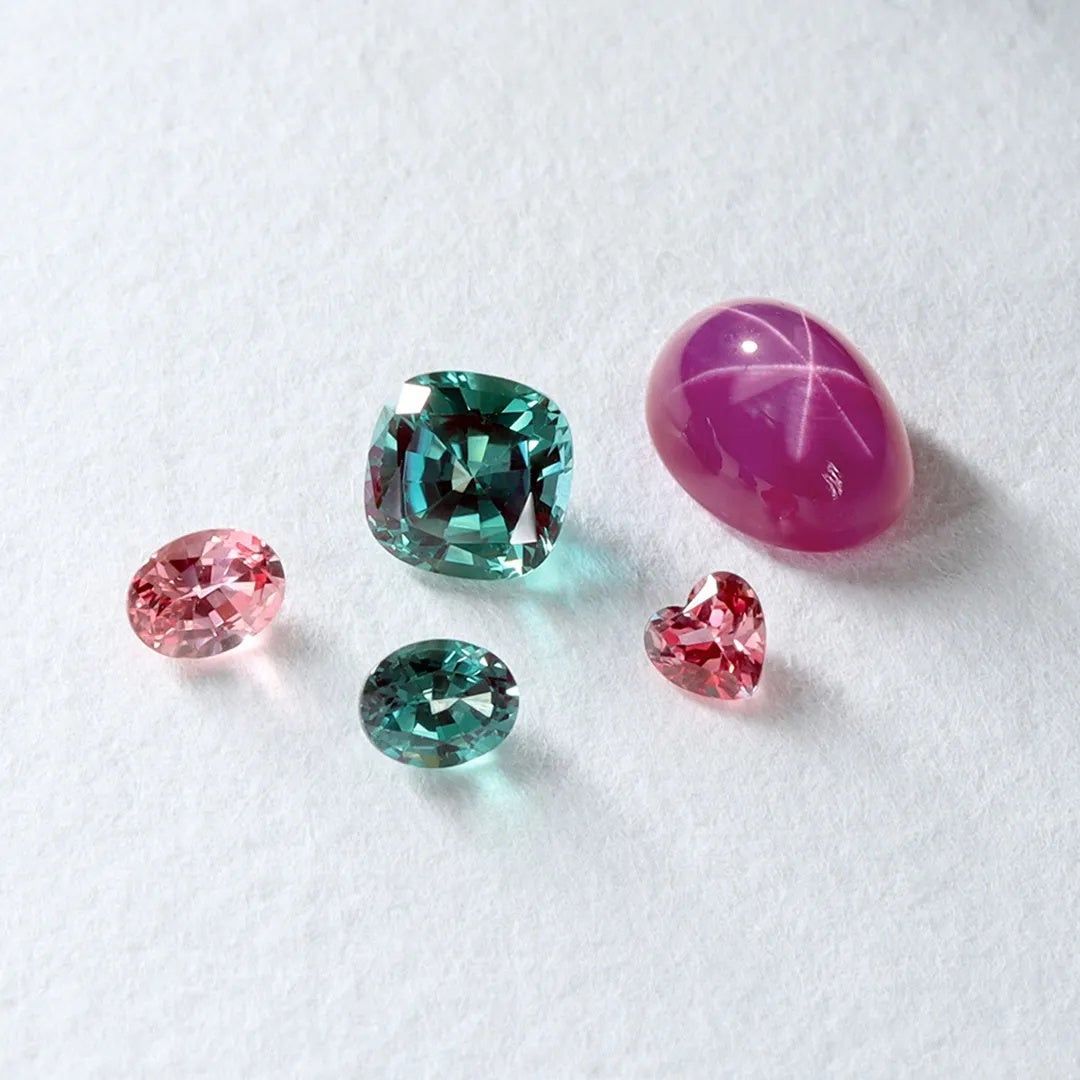 宝石の王様「アレキサンドライト」や ピンクとオレンジの中間の色味が美しい 「パパラチアサファイア」等の人工の宝石