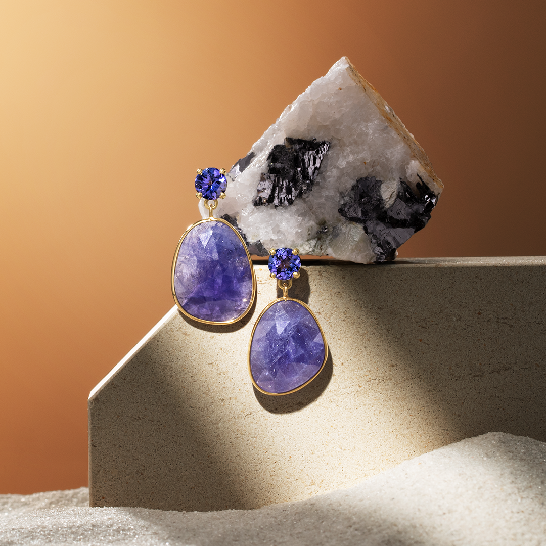 カットの異なる2種の「タンザナイト」を贅沢に使用、ボリューム感あるデザインのピアス