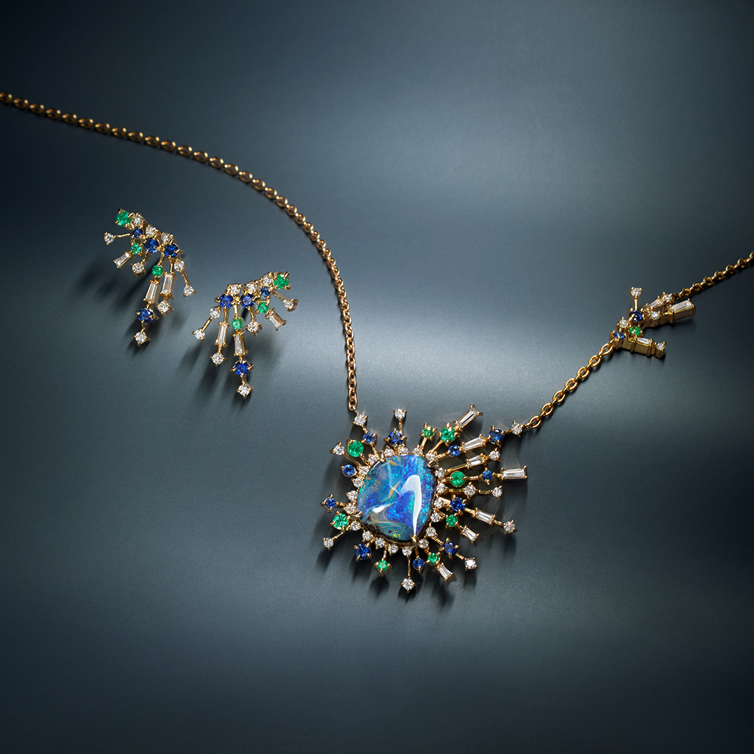 “一点物のジュエリー”の プレミアムコレクション 深く鮮やかなブルーとグリーン、 海を連想させる「ボルダー オパール」のネックレス