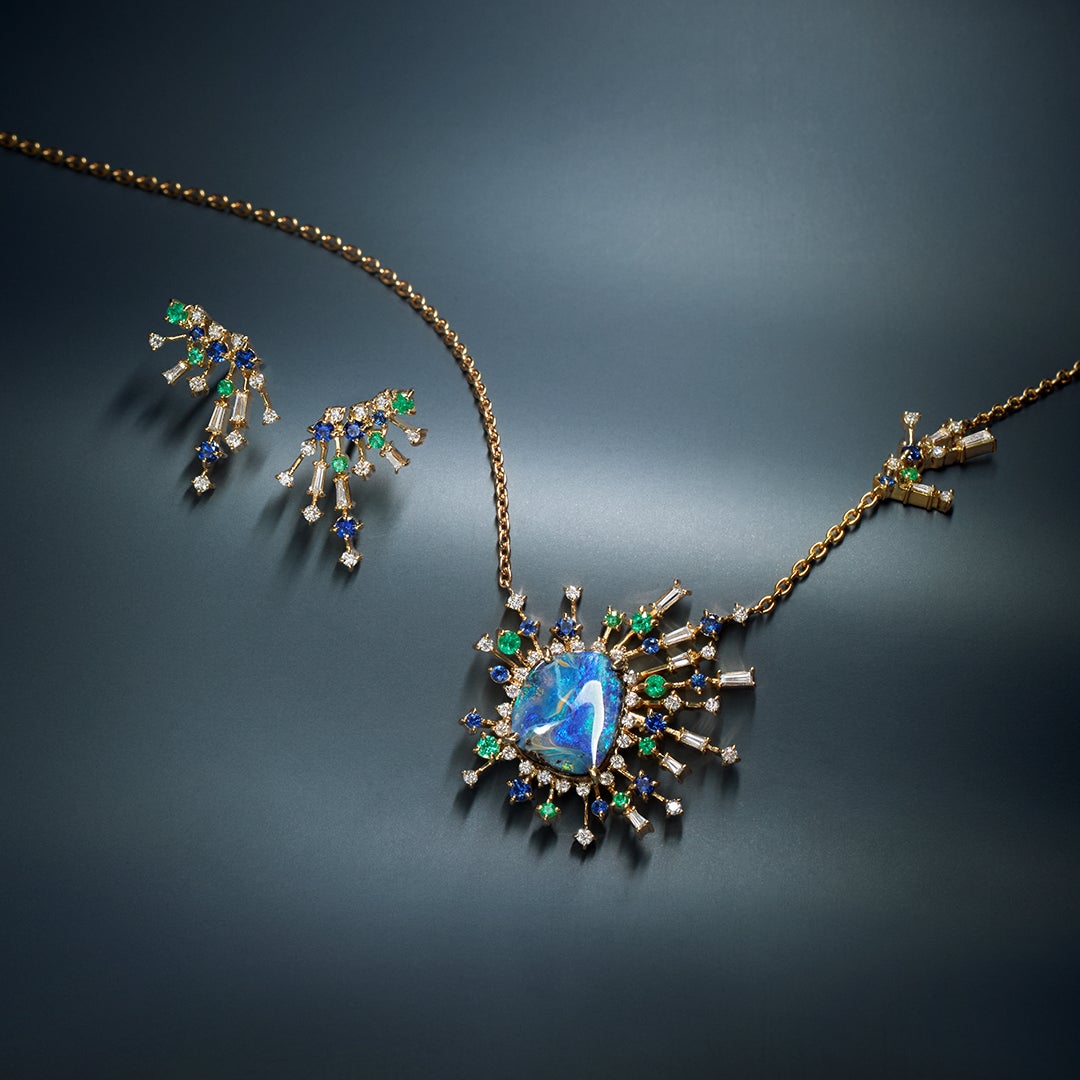 “一点物のジュエリー”の プレミアムコレクション 深く鮮やかなブルーとグリーン、 海を連想させる「ボルダー オパール」のネックレス