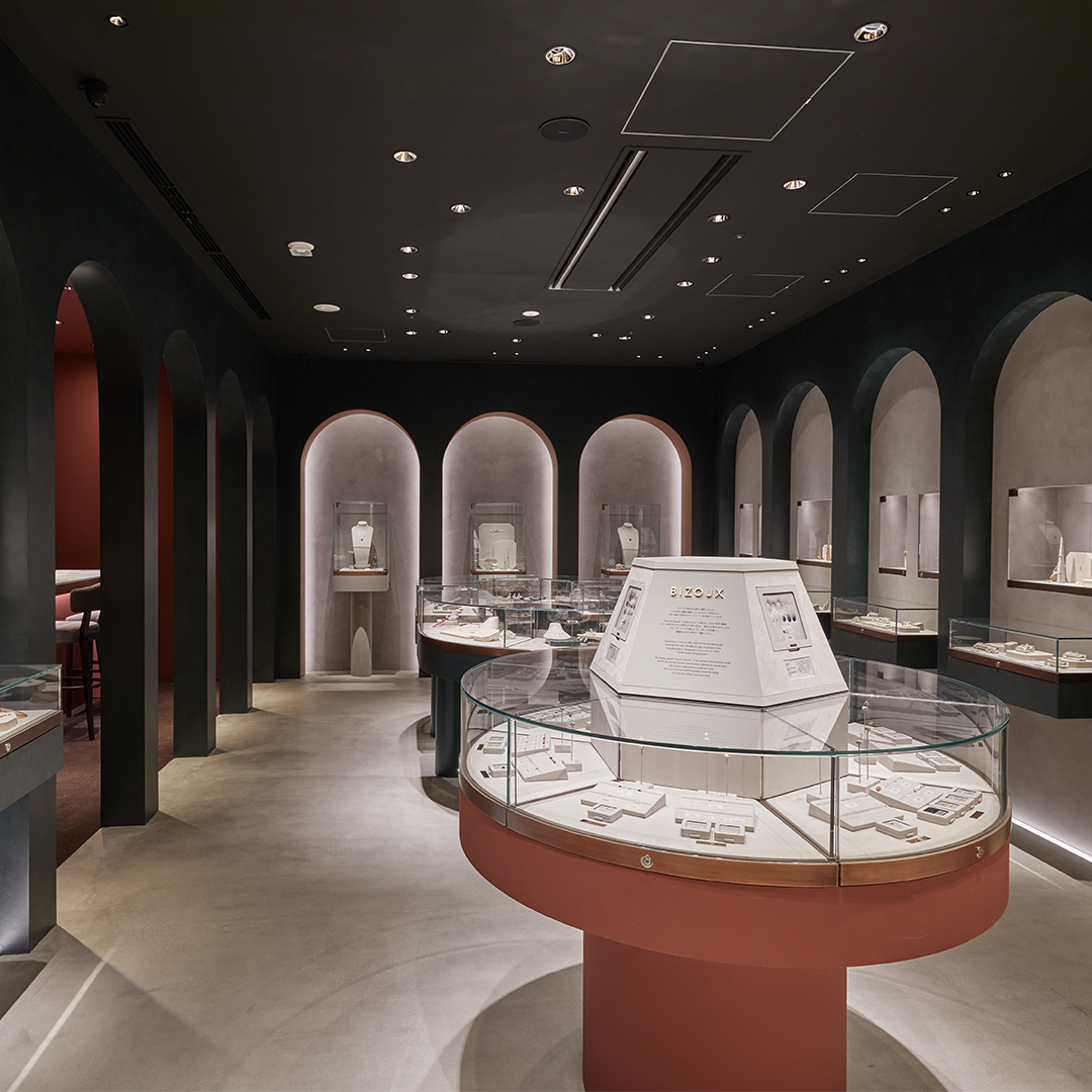 「Gem Go Round」がテーマ。メリーゴーラウンドのような円形のショーケースに多彩な宝石を展示