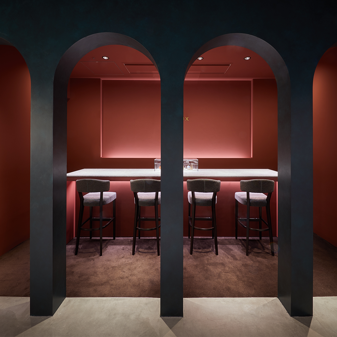 お店の奥には、バーカウンターのような、ラグジュアリーな雰囲気の接客スペースも　 気軽にお好みのカラーストーン選びをお楽しみいただけます