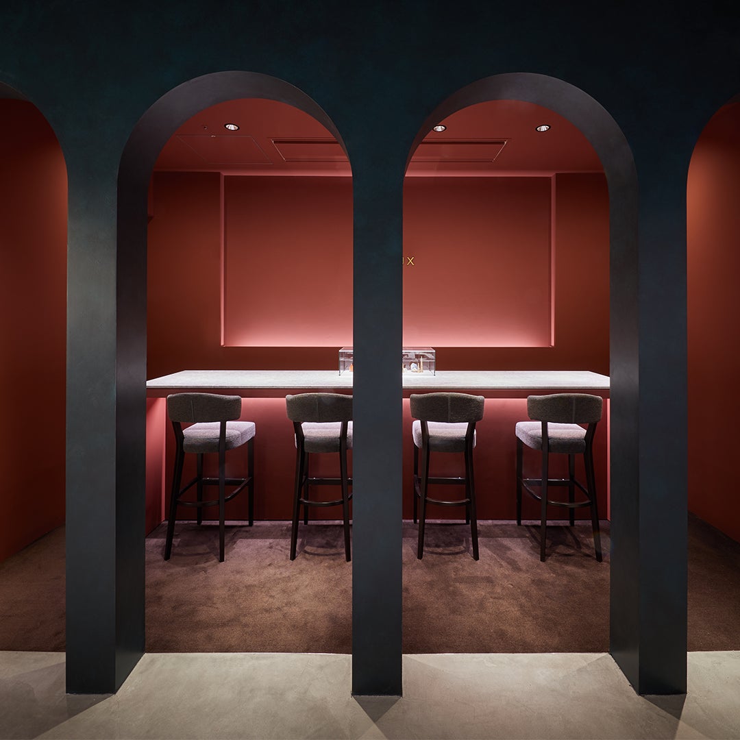 お店の奥には、バーカウンターのような、ラグジュアリーな雰囲気の接客スペースも  気軽にお好みのカラーストーン選びをお楽しみいただけます