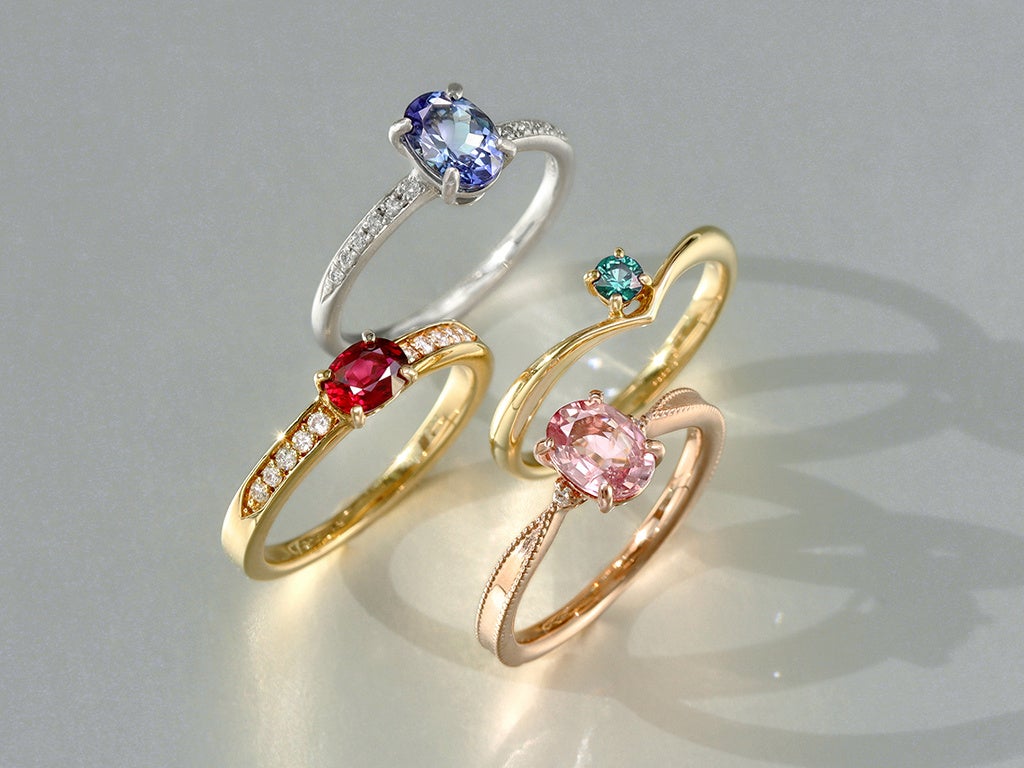 約1400通りの組み合わせが楽しめる、カラーストーンのエンゲージリング