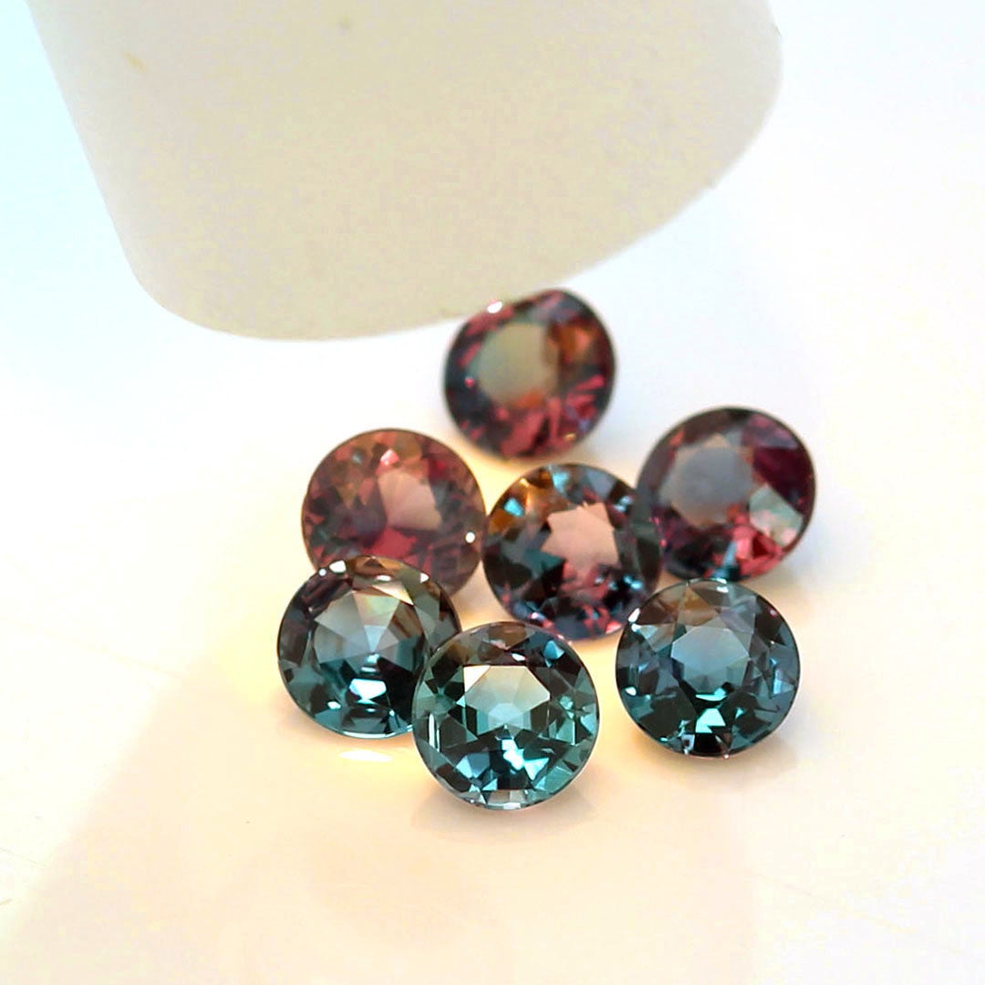 白熱灯の下で放つバーガンディーカラー